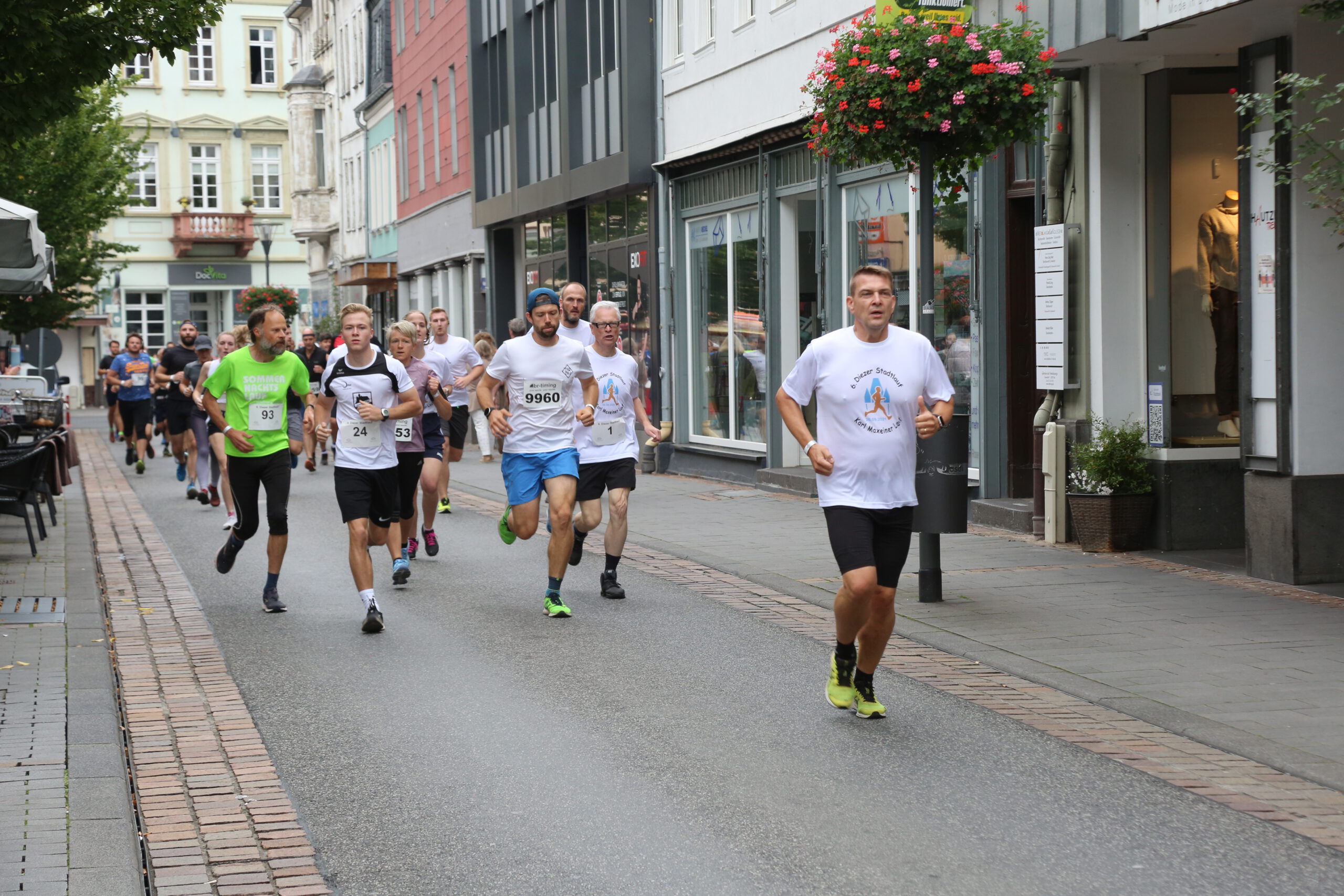 Läufer beim Karl-Maxeiner-Lauf 2022 in der Diezer Rosenstraße